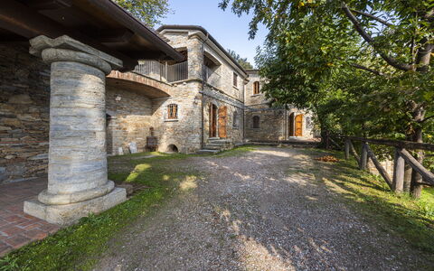 Villa Montignoso: Planta, Propiedad, Edificio, Cielo, Ventana, Árbol, Casa, Superficie De La Carretera, Cabaña, Hierba