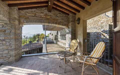 Villa Montignoso: Planta, Mueble, Edificio, Propiedad, Mesa, Silla, Madera, Sombra, Casa, Árbol