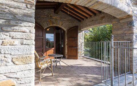 Villa Montignoso: Propiedad, Planta, Madera, Sombra, Enladrillado, Silla, Ladrillo, Bienes Raíces, Haz, Árbol