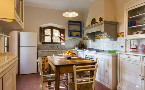 Villa Montignoso: Gabinetes, Mostrador, Propiedad, Mueble, Aparato De Cocina, Estufa De Cocina, Madera, Cocina, Diseño De Interiores, Mesa