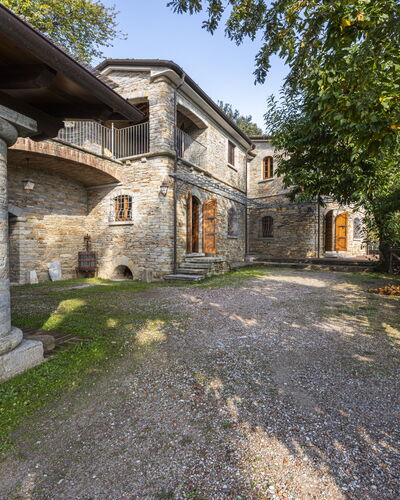 Villa Montignoso: Planta, Propiedad, Edificio, Cielo, Ventana, Árbol, Casa, Superficie De La Carretera, Cabaña, Hierba
