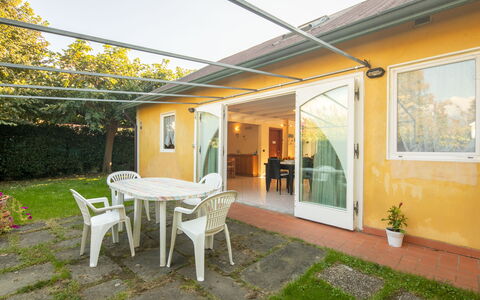 Villa Isola: Planta, Edificio, Mueble, Propiedad, Ventana, Mesa, Silla, Diseño De Interiores, Sombra, Arquitectura