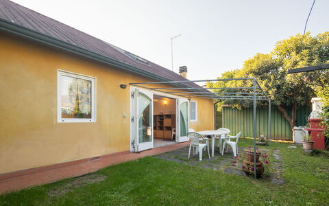 Villa Isola: Planta, Cielo, Edificio, Ventana, Silla, Árbol, Cabaña, El Terreno Del Lote, Hierba, Luz De La Calle