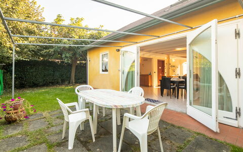 Villa Isola: Mueble, Planta, Mesa, Propiedad, Ventana, Edificio, Silla, Sombra, Puerta, Mesa Al Aire Libre