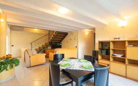 Villa Isola: Mesa, Edificio, Mueble, Silla, Encendiendo, Diseño De Interiores, Planta De Casa, Casa, Suelo, Piso