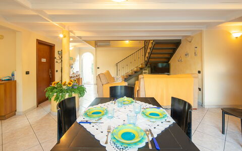 Villa Isola: Mesa, Propiedad, Mueble, Planta, Silla, Encendiendo, Diseño De Interiores, Arquitectura, Planta De Casa, Salón