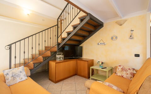 Villa Isola: Mueble, Propiedad, Edificio, Comodidad, Sofá, Madera, Marco, Diseño De Interiores, Escalera, Arquitectura