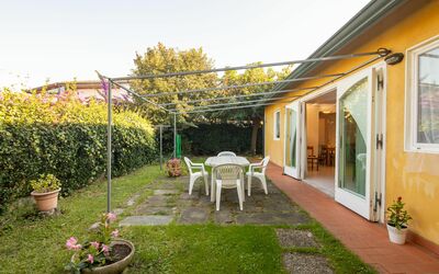 Villa Isola: Planta, Cielo, Mueble, Ventana, Maceta, Edificio, Flor, Silla, Planta De Casa, Hierba