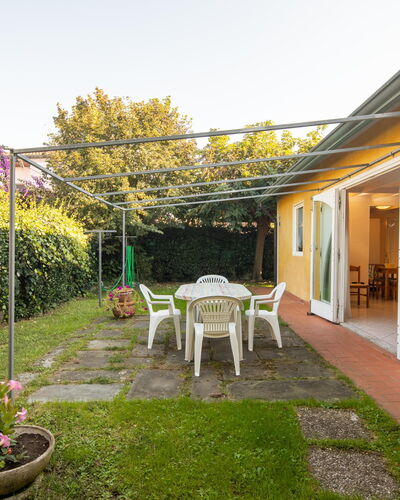 Villa Isola: Planta, Cielo, Mueble, Ventana, Maceta, Edificio, Flor, Silla, Planta De Casa, Hierba