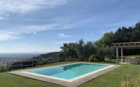 Villa Adelfa: Cielo, Agua, Nube, Piscina, Azur, Rectángulo, Paisaje Natural, Sombra, Hierba, Ocio