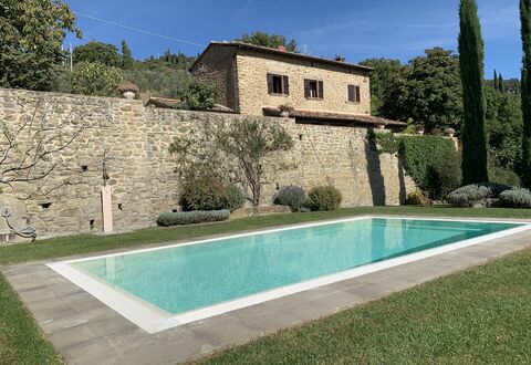 Villa Adelfa: Agua, Cielo, Edificio, Planta, Azur, Piscina, Ventana, Rectángulo, Árbol, El Terreno Del Lote