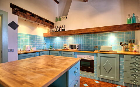 Villa Paneretta: Mostrador, Gabinetes, Propiedad, Cocina, Aparato De Cocina, Estufa De Cocina, Madera, Fregadero, Cajón, Encendiendo