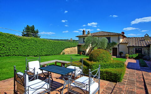 Villa Paneretta: Planta, Cielo, Nube, Propiedad, Edificio, Verde, Paisaje Natural, El Terreno Del Lote, Ventana, Árbol