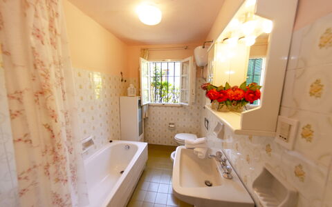 Alla Collina Del Sole: Bañera, Arreglo De Tubería, Propiedad, Baño, Edificio, Diseño De Interiores, Arquitectura, Ventana, Espejo, Planta