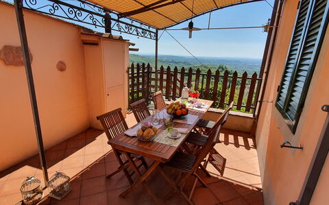 Alla Collina Del Sole: Mueble, Mesa, Propiedad, Edificio, Maceta, Silla, Planta De Casa, Planta, Madera, Cielo