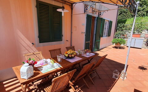 Alla Collina Del Sole: Mesa, Mueble, Ventana, Propiedad, Planta, Edificio, Silla, Madera, Maceta, Mesa Al Aire Libre