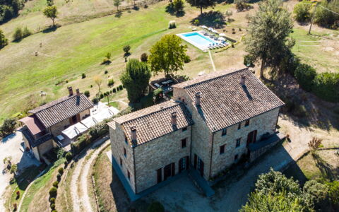 Villa Lugnano: Planta, Edificio, Ventana, Casa, El Terreno Del Lote, Árbol, Hierba, Barrio Residencial, Diseño Urbano, Paisaje
