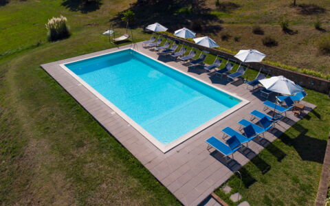 Villa Lugnano: Edificio, Planta, Piscina, Agua, Azur, Rectángulo, Casa, Hierba, Sombra, Diseño Urbano