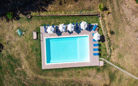Villa Lugnano: Agua, Planta, Piscina, Ventana, Azur, Rectángulo, El Terreno Del Lote, Hierba, Pendiente, Paisaje