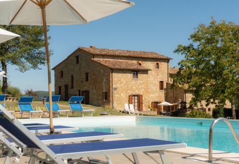 Villa Lugnano: Cielo, Propiedad, Agua, Planta, Edificio, Piscina, Azur, Sombra, Árbol, Mueble Para Exteriores