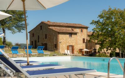 Villa Lugnano: Cielo, Propiedad, Agua, Planta, Edificio, Piscina, Azur, Sombra, Árbol, Mueble Para Exteriores