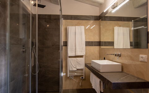 Villa Lucarella: Diseño De Interiores, Piso, Suelo, Baño, Arreglo De Tubería, Habitación, Mueble, Encendiendo, Techo, Lavabo