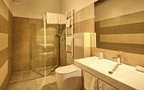 Palazzo Bello: Propiedad, Grifo, Lavabo, Arreglo De Tubería, Edificio, Baño, Diseño De Interiores, Casa, Madera, Piso