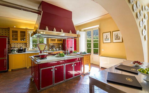 Villa Vaccoli: Gabinetes, Mueble, Planta, Mostrador, Mesa, Planta De Casa, Edificio, Cocina, Diseño De Interiores, Madera