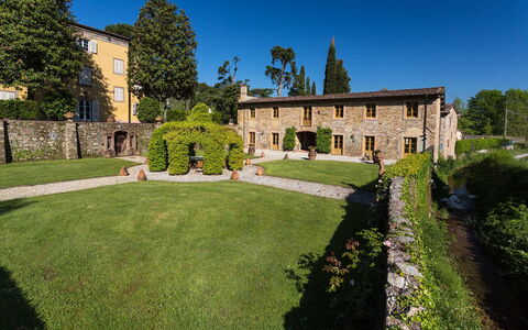 Villa Vaccoli: Planta, Cielo, Propiedad, Árbol, Edificio, El Terreno Del Lote, Ventana, Hierba, Paisaje, Cobertura