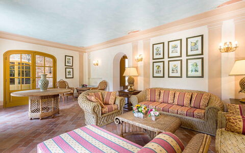 Villa Vaccoli: Mesa, Marco, Mueble, Propiedad, Sofá, Edificio, Madera, Diseño De Interiores, Decoración, Sala