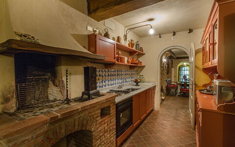 Villa Vorno: Mostrador, Gabinetes, Propiedad, Cocina, Aparato De Cocina, Edificio, Madera, Electrodoméstico, Estufa De Cocina, Diseño De Interiores