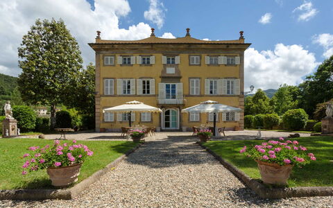 Villa Vorno: Nube, Planta, Cielo, Flor, Edificio, Propiedad, Naturaleza, Ventana, Árbol, Botánica