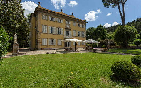 Villa Vorno: Nube, Planta, Edificio, Cielo, Ventana, Árbol, Paisaje Natural, El Terreno Del Lote, Casa, Hierba