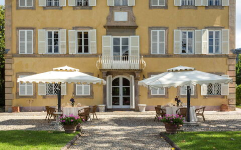 Villa Vorno: Planta, Edificio, Ventana, Mueble, Paraguas, Silla, Maceta, Sombra, Tienda, Puerta