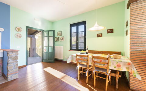 Villa Rosata: Mueble, Mesa, Madera, Diseño De Interiores, Arquitectura, Piso, Suelo, Manchas De Madera, Sala, Edificio