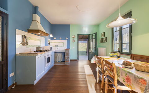 Villa Rosata: Gabinetes, Mueble, Mostrador, Propiedad, Cocina, Aparato De Cocina, Madera, Encendiendo, Diseño De Interiores, Arquitectura