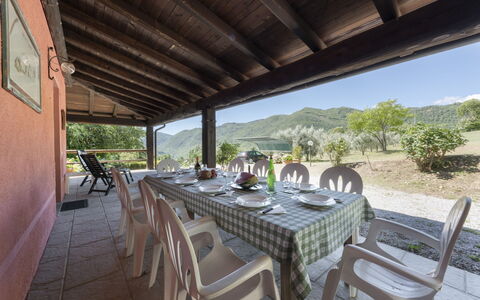 Villa Rosata: Mesa, Mueble, Planta, Propiedad, Silla, Cielo, Madera, Vajilla, Árbol, Diseño De Interiores