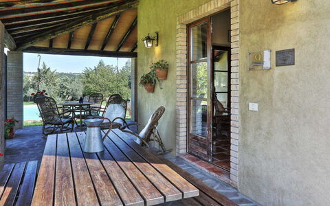 Villa Le Selvole: Propiedad, Silla, Planta, Azur, Madera, Porche, Diseño De Interiores, Maceta, Edificio, Cabaña