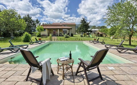 Villa Le Selvole: Agua, Cielo, Nube, Propiedad, Planta, Mueble, Piscina, Edificio, Silla, Árbol