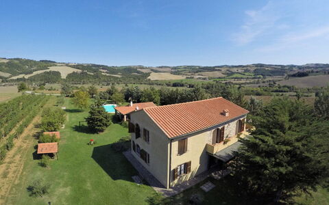 Villa Le Selvole: Cielo, Edificio, Nube, Propiedad, Ventana, Ecorregión, Planta, Naturaleza, Árbol, Entorno Natural