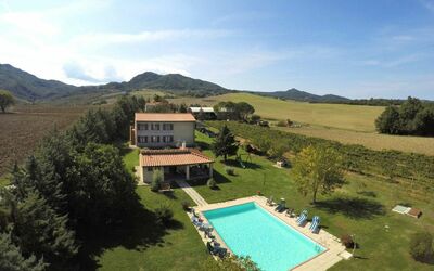 Villa Le Selvole: Cielo, Nube, Agua, Edificio, Planta, Montaña, Árbol, El Terreno Del Lote, Piscina, Hierba