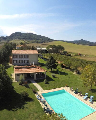 Villa Le Selvole: Cielo, Nube, Agua, Edificio, Planta, Montaña, Árbol, El Terreno Del Lote, Piscina, Hierba