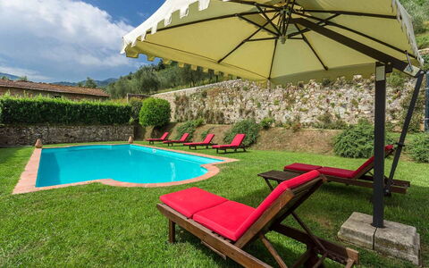 Villa Cantignano: Planta, Edificio, Paraguas, Agua, Nube, Naturaleza, Árbol, Sombra, Mueble Para Exteriores, Piscina