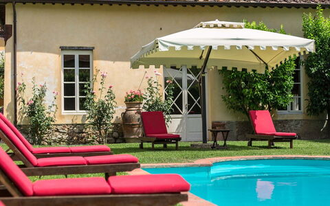 Villa Cantignano: Agua, Planta, Edificio, Mueble, Propiedad, Mesa, Paraguas, Ventana, Sombra, Cielo