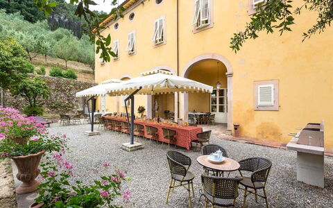 Villa Cantignano: Planta, Edificio, Flor, Ventana, Maceta, Árbol, Mesa, Mueble Para Exteriores, Superficie De La Carretera, Arquitectura