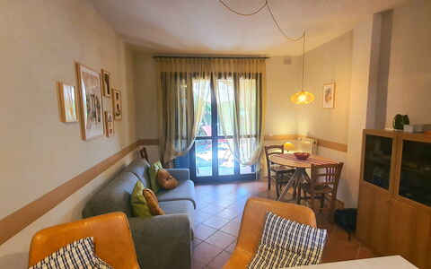 Bianca: Mesa, Propiedad, Mueble, Sofá, Silla, Madera, Sala, Diseño De Interiores, Marco, Piso