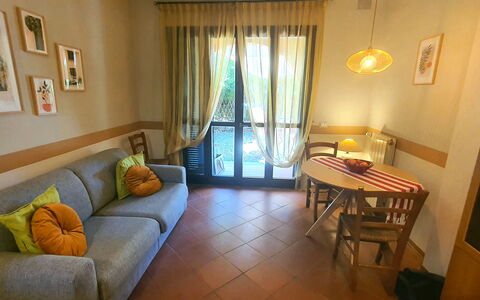 Bianca: Mesa, Mueble, Propiedad, Sofá, Azur, Comodidad, Textil, Lámpara, Cortina, Diseño De Interiores