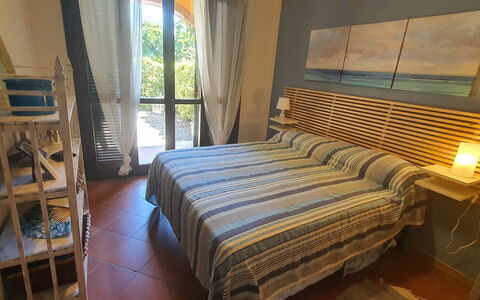 Bianca: Mueble, Comodidad, Ventana, Azur, Madera, Textil, Sombra, Diseño De Interiores, Suelo, Edificio