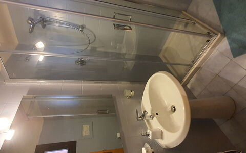 Bianca: Lavabo, Grifo, Baño, Arreglo De Tubería, Lavabo Del Baño, Madera, Baño, Ducha, Asiento Del Baño, Suelo