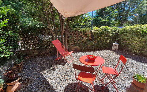 Bianca: Planta, Mueble, Mesa, Propiedad, Silla, Hoja, Mesa Al Aire Libre, Botánica, Edificio, Mueble Para Exteriores